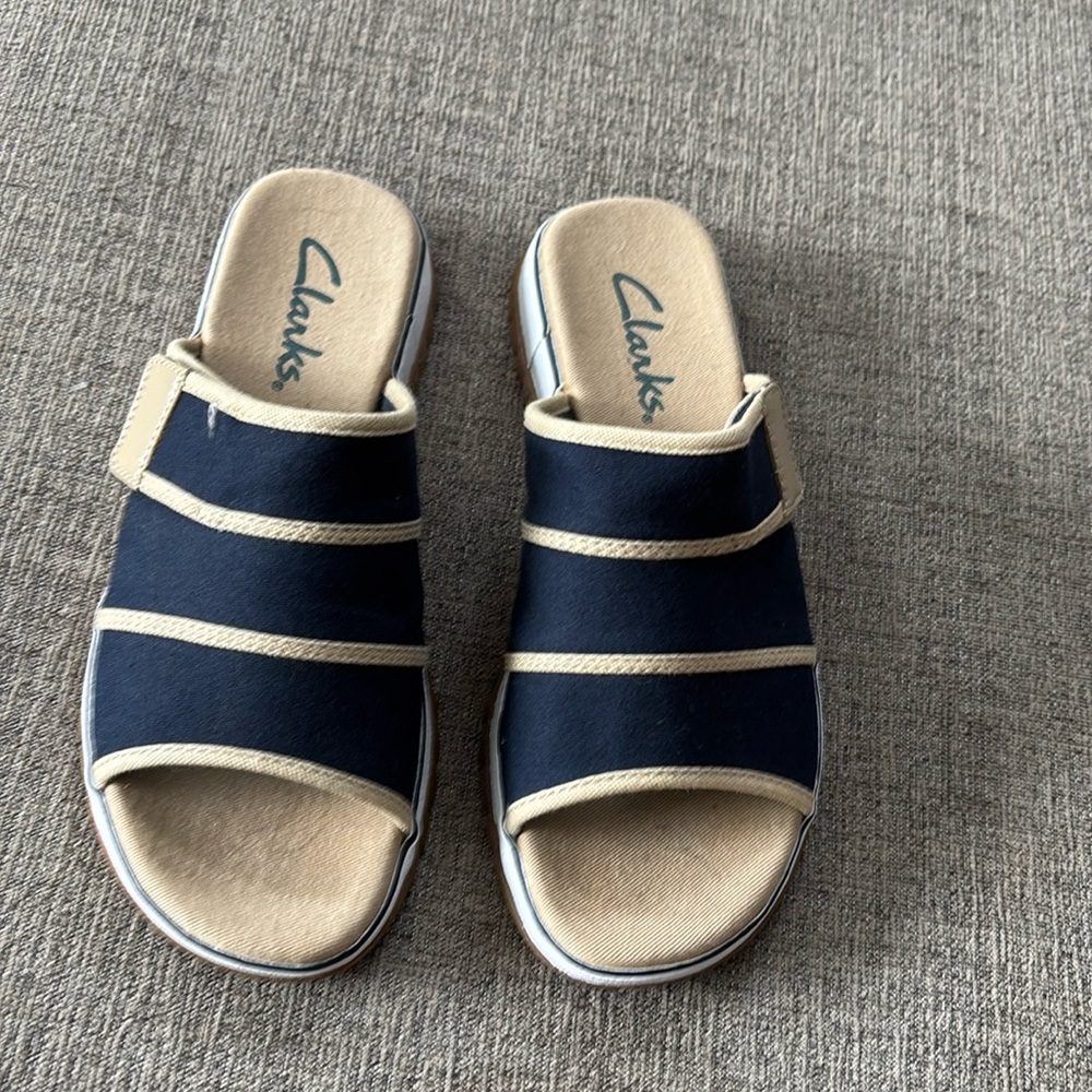 Clark Sandals Size 6 in brand new condition